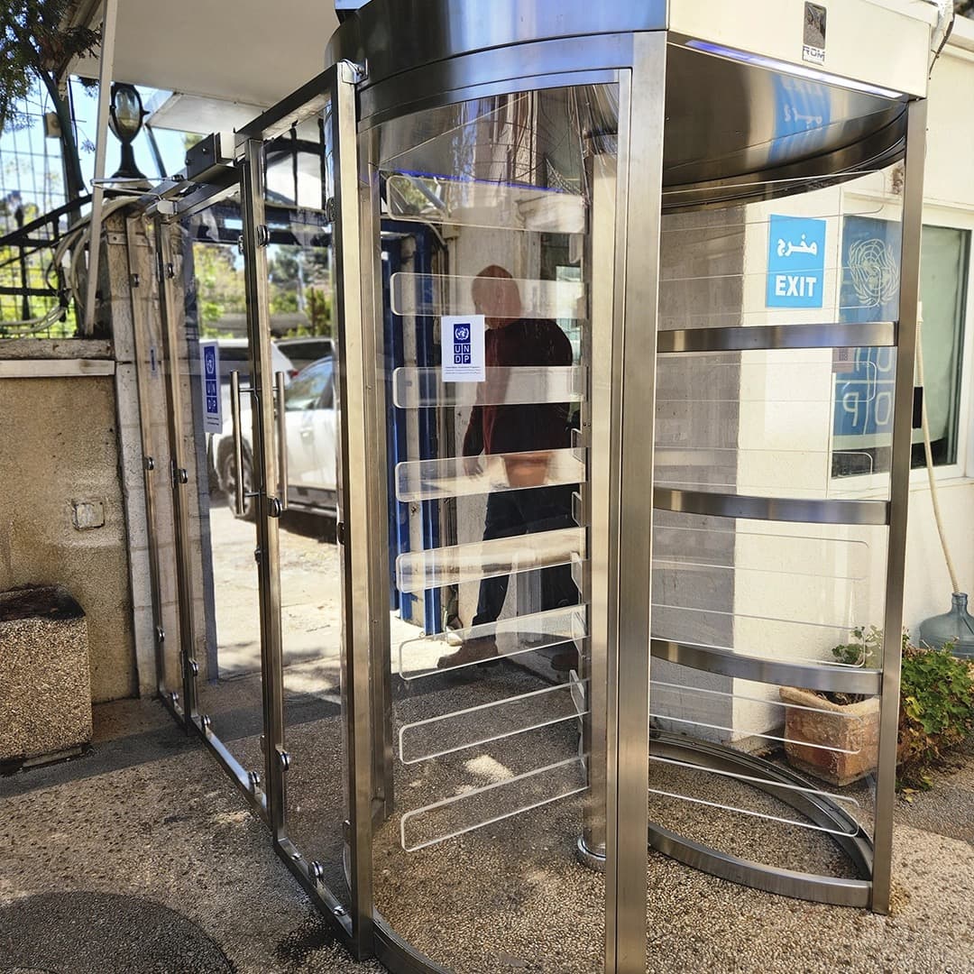 Gatestile Glass Rotating Turnstile in a glass & frame detail setting, deployment visualization