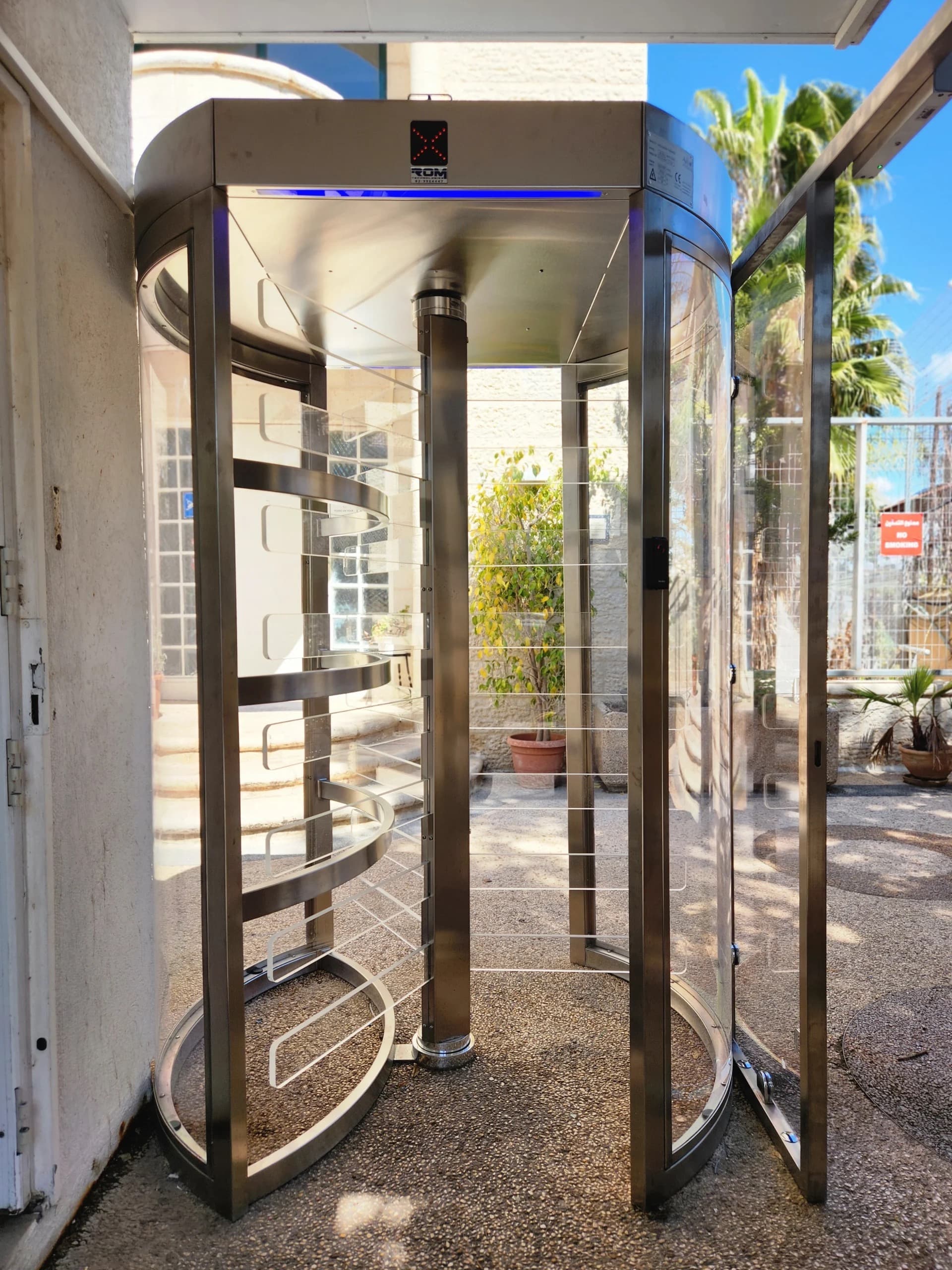 Gatestile Glass Rotating Turnstile in a studio profile setting, deployment visualization
