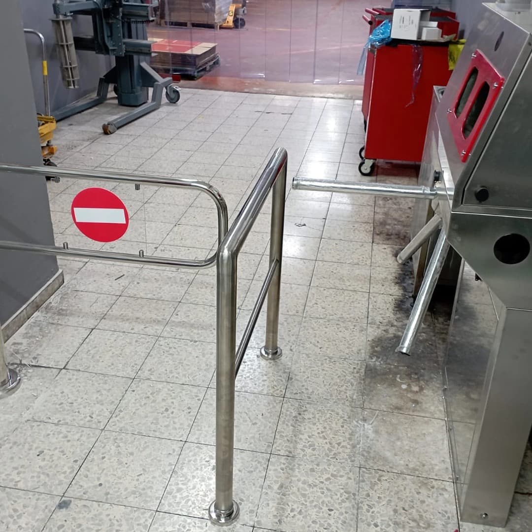 Gatestile Sanitary Barrier in a stainless & seal detail setting, deployment visualization
