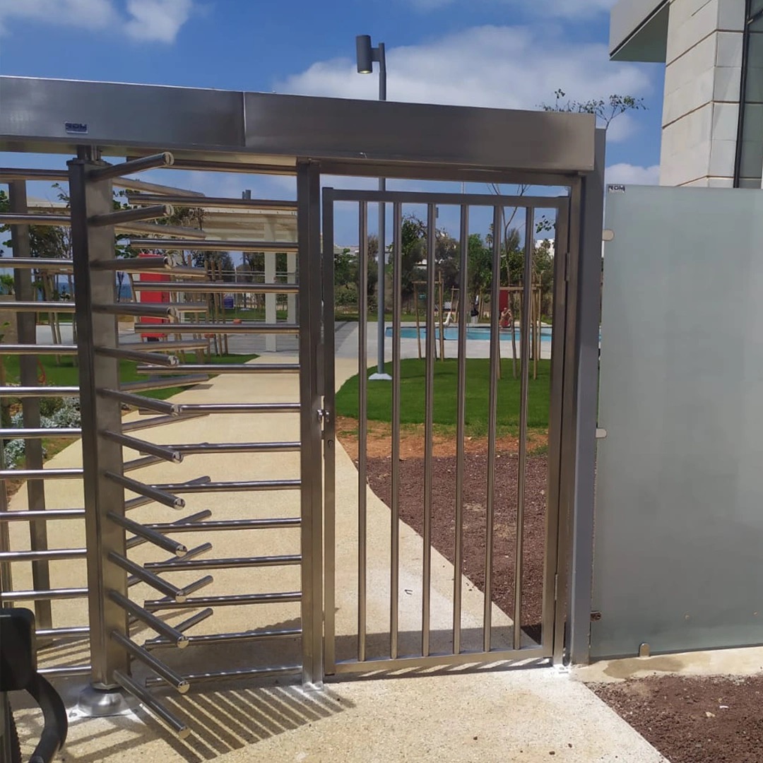Gatestile Full-Height Turnstile: Construction site gate, Long Island City, NY