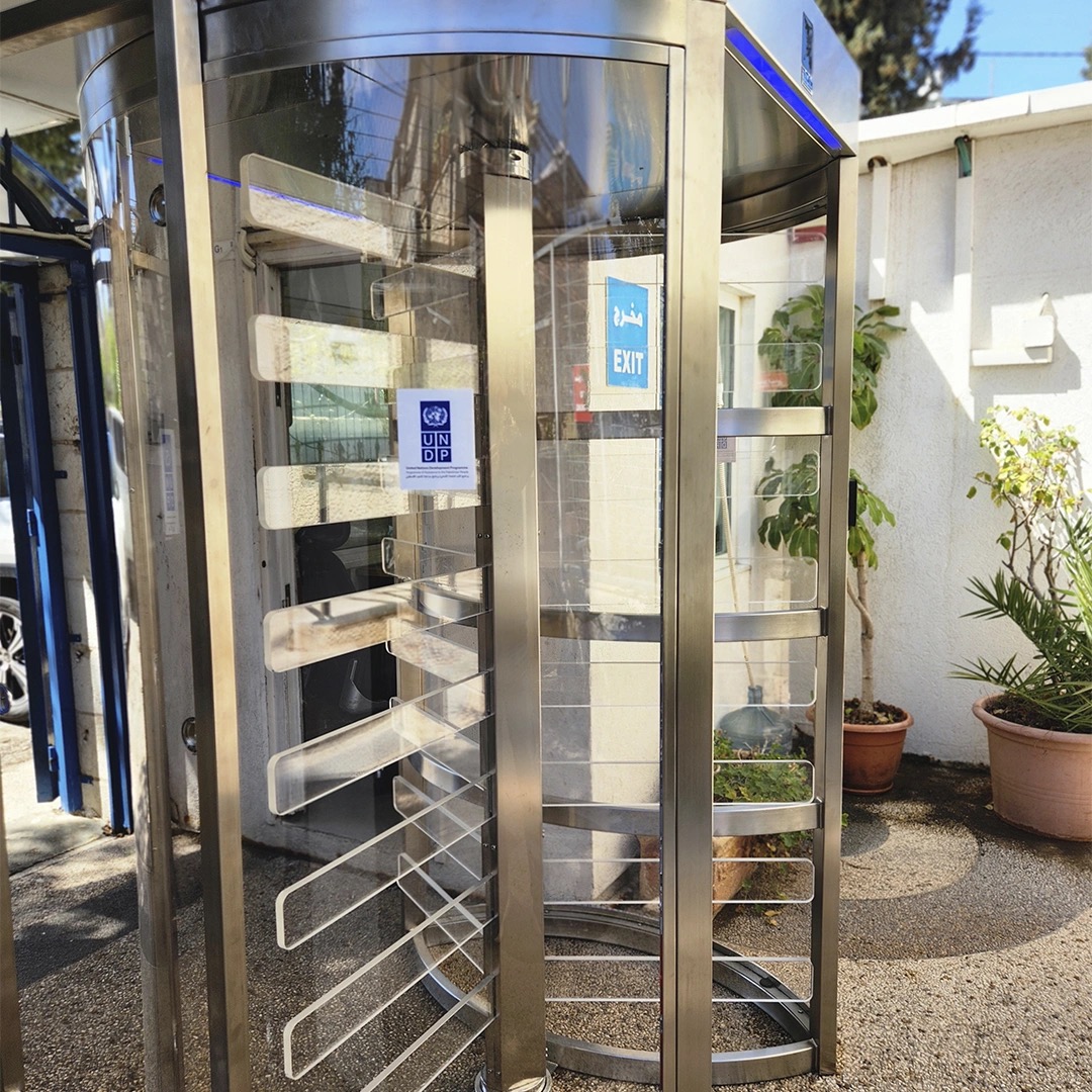 Gatestile Glass Rotating Turnstile: Insurance HQ entrance, Hartford, CT