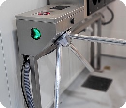 Gatestile Glass Rotating Turnstile: Flagship retail mantrap, Manhattan, NY